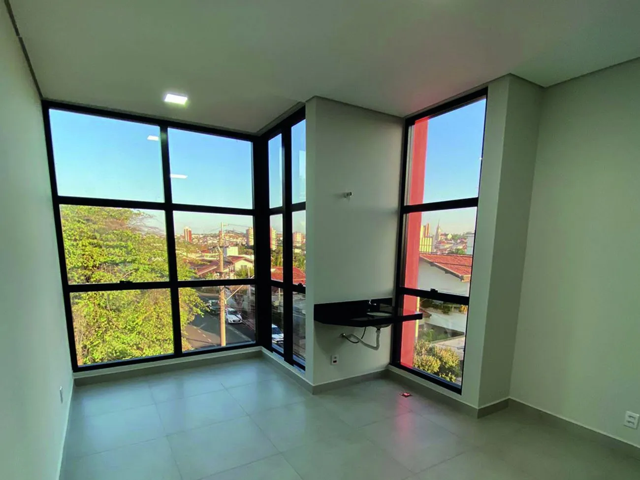 Sala com esquadrias amplas no Centro Clínico P.G.