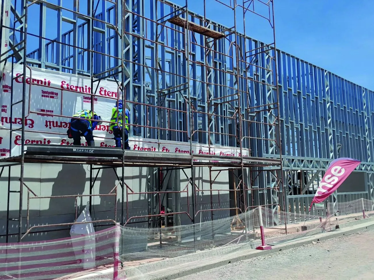 Montagem de fachada em steel frame na Eternit
