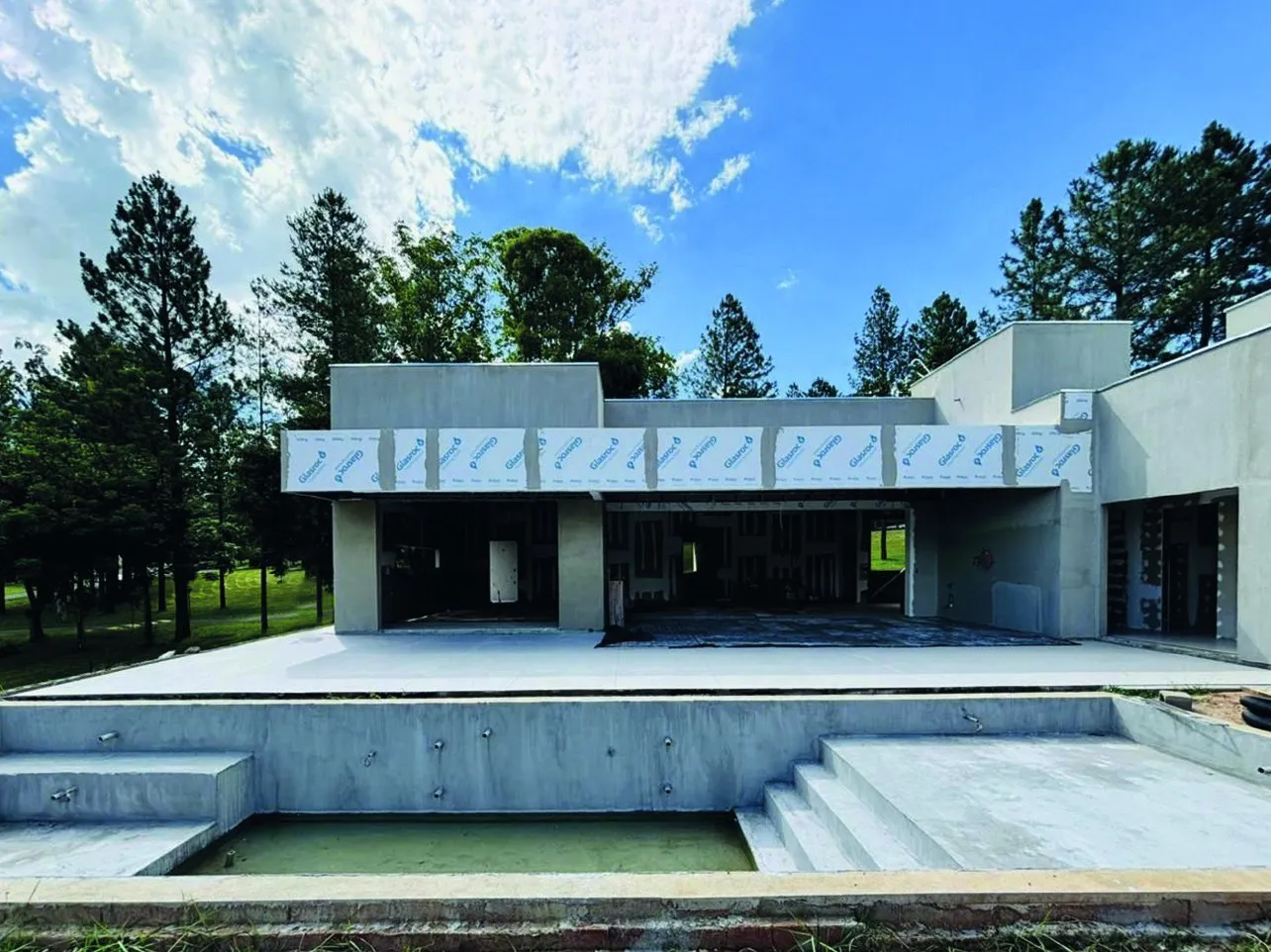 Área da piscina em residência no Valle do Canaã