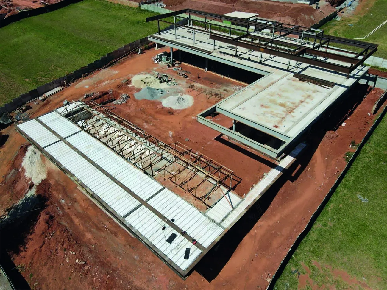 Vista aérea da fundação e das primeiras estruturas de uma residência em Light Steel Frame