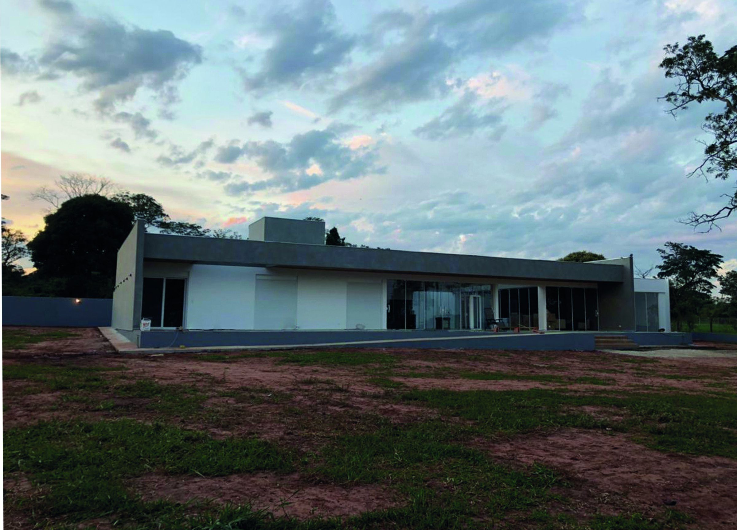 Residência térrea de alto padrão em Light Steel Frame ao entardecer