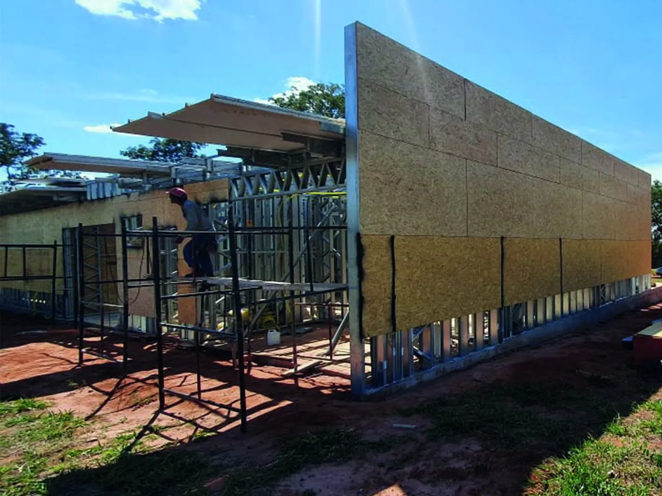 Fechamento lateral da Residência L.T. em execução