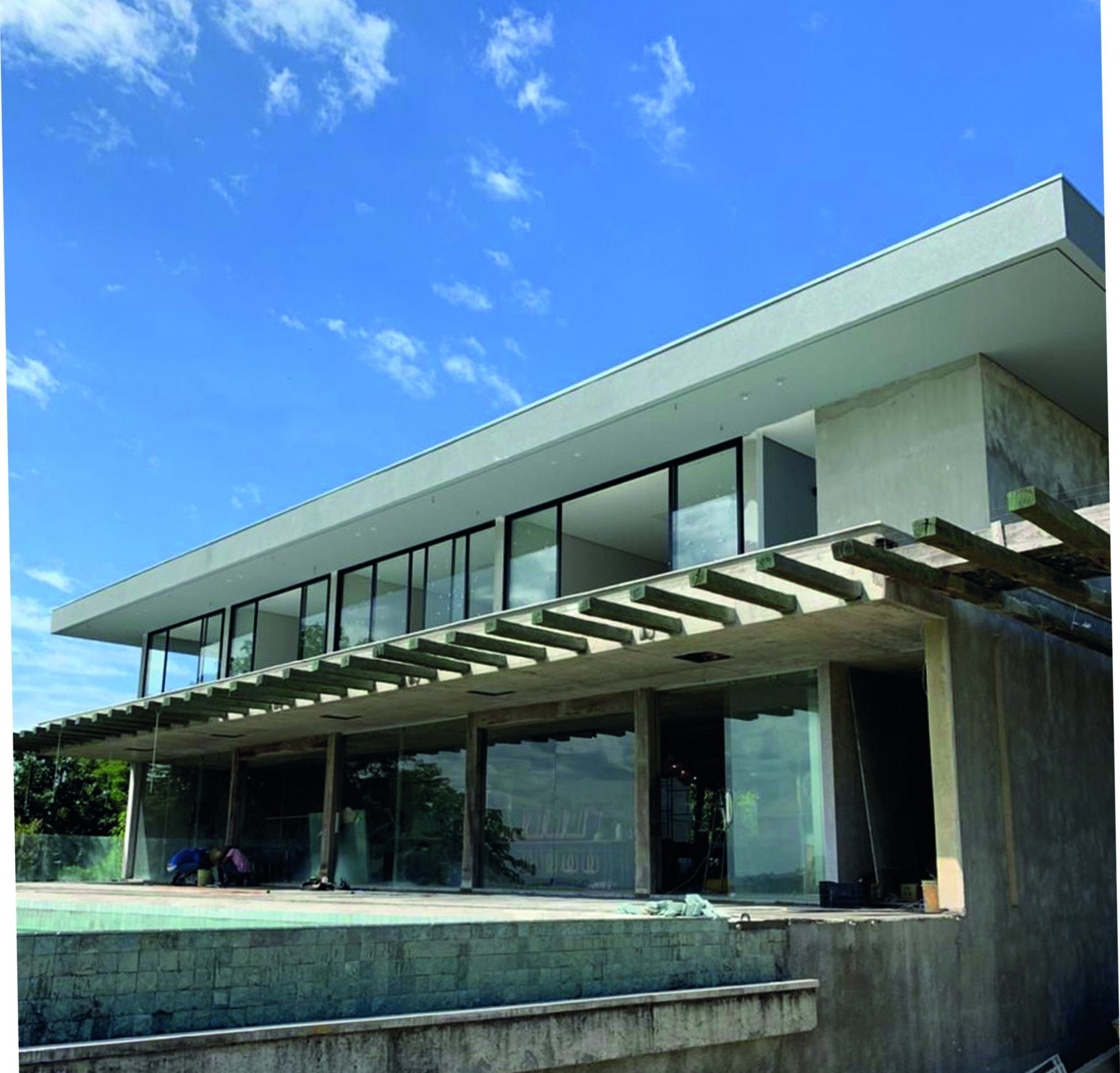 Residência contemporânea de alto padrão com fachada envidraçada construída em Light Steel Frame