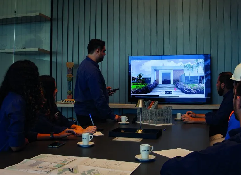 Equipe do Grupo Cocchi apresentando um projeto de residência em Light Steel Frame ao cliente