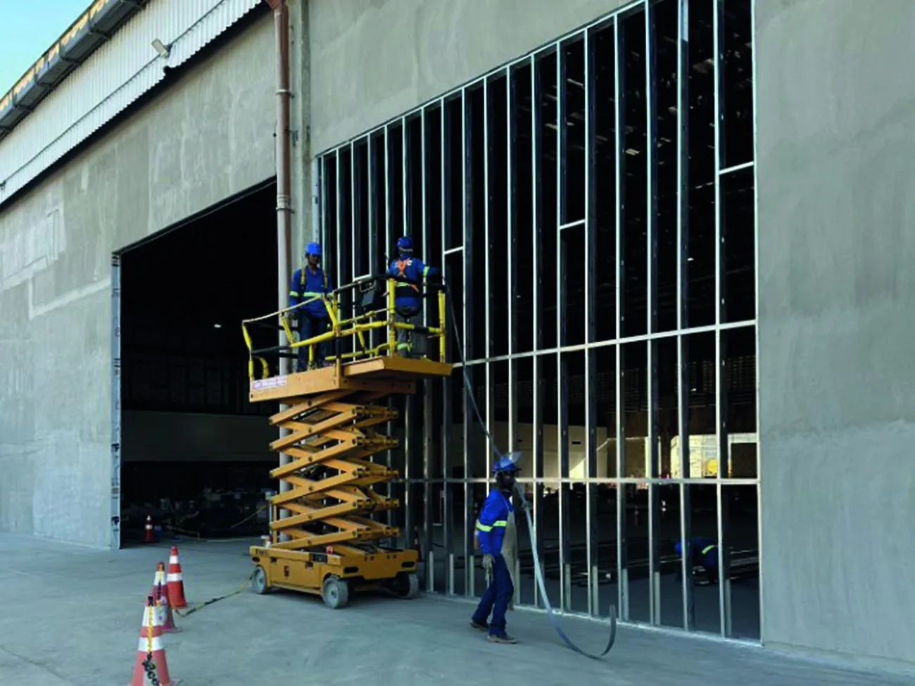Montagem de placas com plataforma elevatória na Scala Data Centers