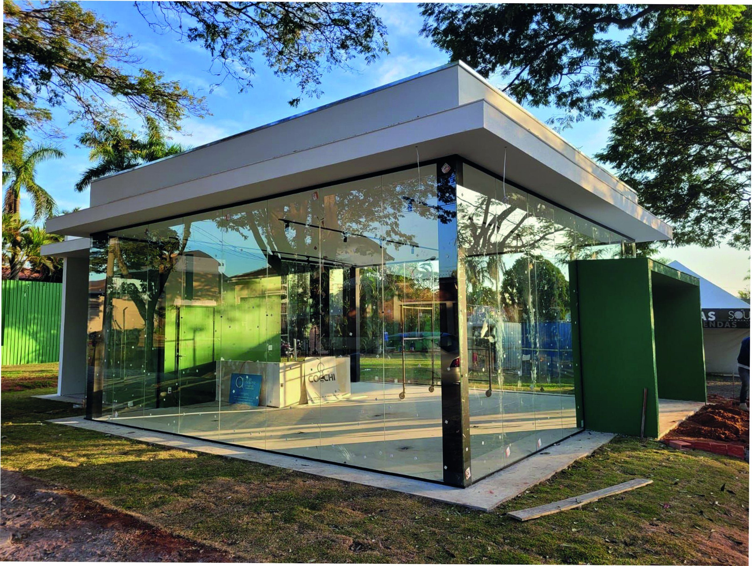 Pavilhão comercial em vidro construído em Light Steel Frame