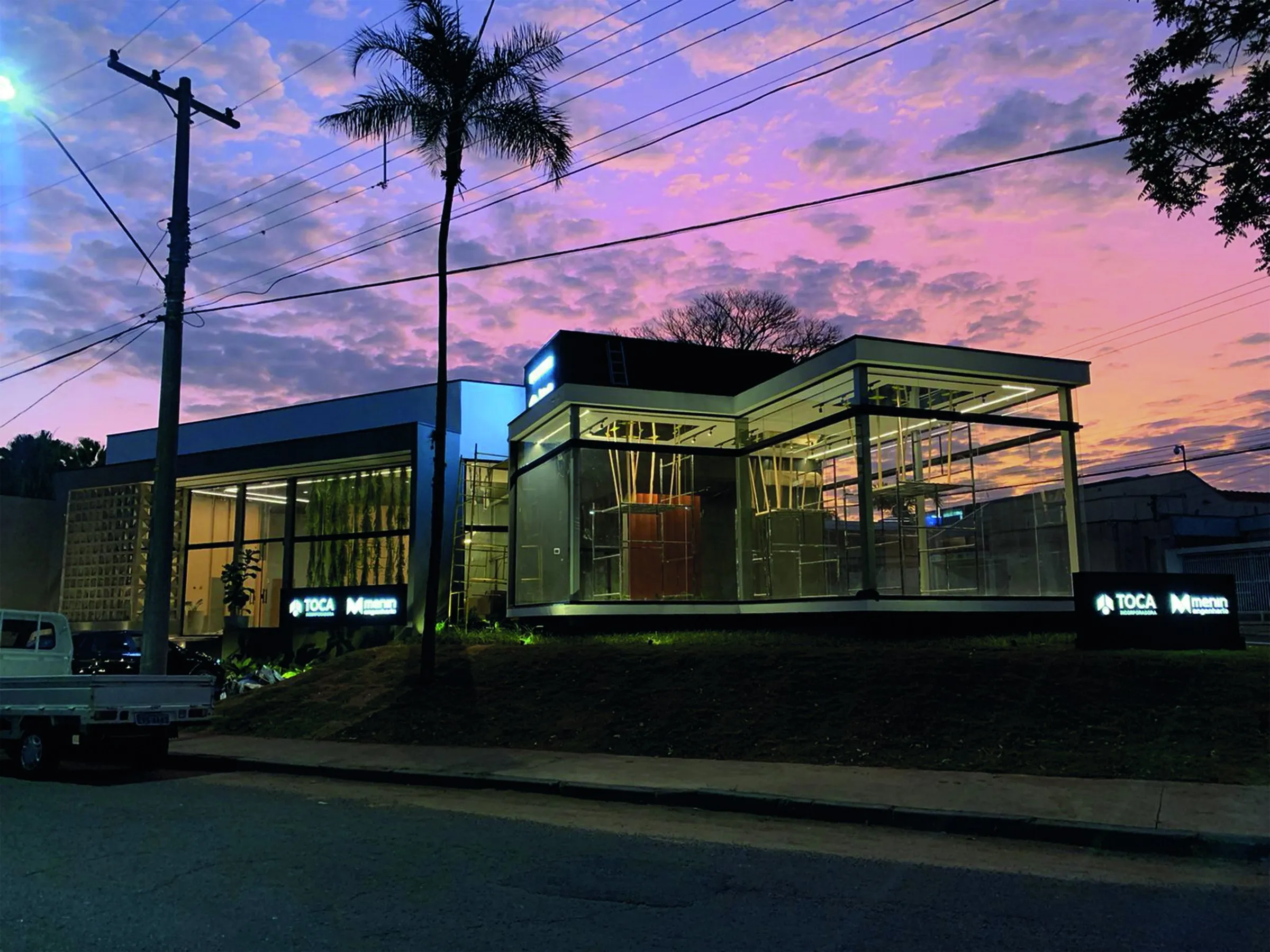 Stand de vendas View360° ao entardecer, construído em Light Steel Frame