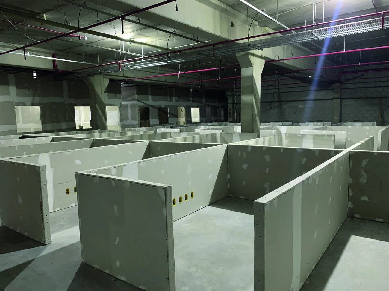 Vista geral das divisórias internas na obra da Tauste